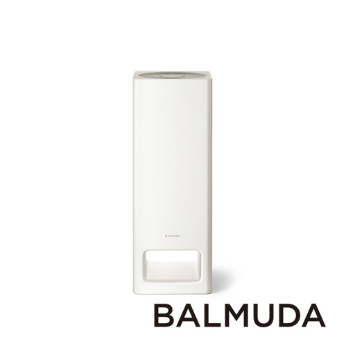 The Pure 空氣清淨機，白色，方形柱狀設計，頂部有扇葉，機身正面下方有一個長方形的開口，印有BALMUDA品牌標誌。