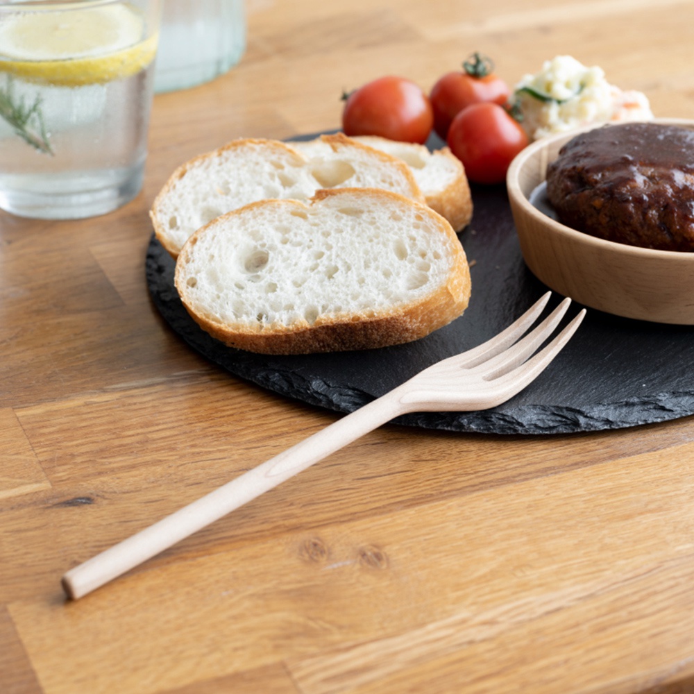 淺色楓木製餐叉，有四個齒。