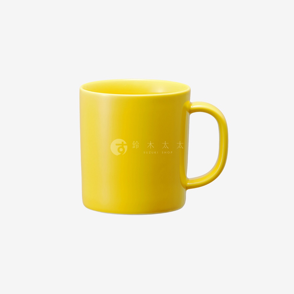 黃色陶瓷馬克杯，帶有圓形把手，杯身有一標誌。