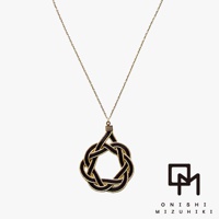 一條細長的金色項鍊，墜飾為一個以深棕色細線編織而成的日式水引花結，呈現環狀結構，邊緣點綴金色細絲。