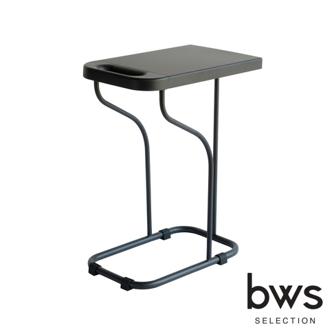 bws SELECTION 黑色金屬製可滑動桌面小茶几，帶有提把和彎曲支架。