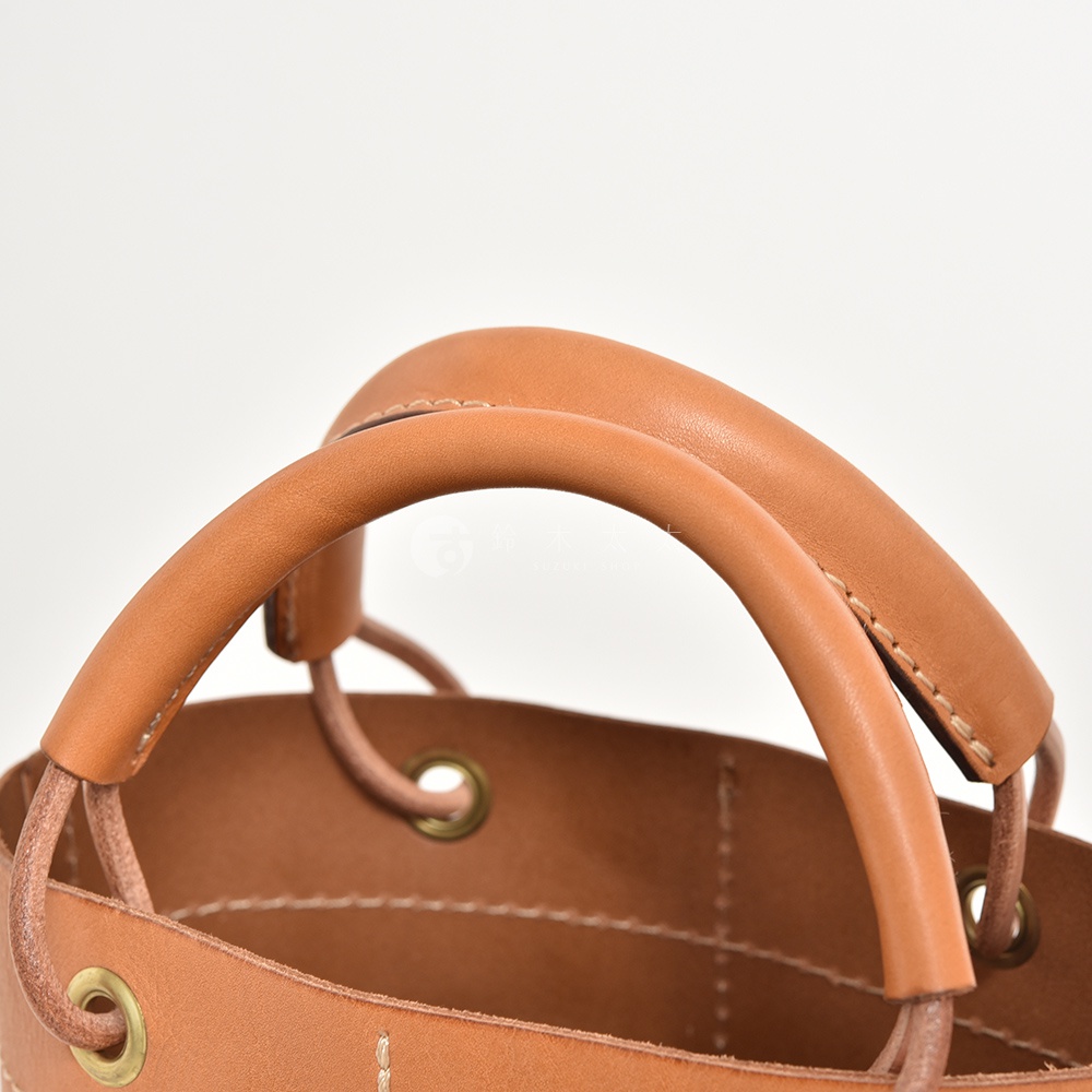 職人手作皮革加厚提把大開口午餐袋，採用天然棕色皮革，配有圓潤的提把和金屬孔眼，展現簡約風格。
