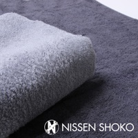 兩條淺灰色與深灰色毛巾，材質為柔軟的棉，毛圈紋理清晰可見。