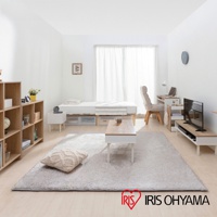 木質茶几 WCT-800，淺木色桌面搭配白色桌腳，置於淺灰色長毛地毯上。