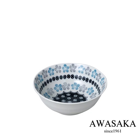 一個 Pottery Field 北歐深型湯碗，碗身白色，內側有藍色、灰色花朵圖案，以及黑色圓點連續圖案，碗底有黑色網狀花紋。
