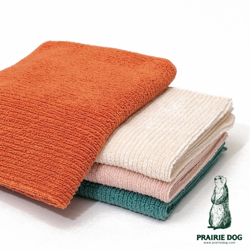 四條堆疊整齊的 Prairie Dog ARLO 今治有機棉拾光速乾半浴巾，由上至下依序為亮橘色、米白色、柔粉色與深青色，呈現出柔軟且具有明顯橫條紋理的質地，右下角印有 Prairie Dog 的土撥鼠品牌標誌。