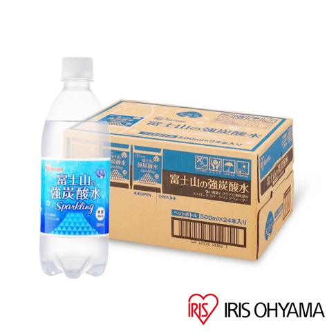 一瓶透明塑膠瓶裝的富士山強氣泡礦泉水，標籤為藍色和白色，上面印有日文產品名稱和「Sparkling」字樣。旁邊是富士山強氣泡礦泉水 500mlx24入的紙箱，箱子為米黃色，印有藍色字體和圖案。