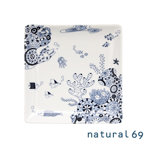 白色方形餐盤，表面飾有藍色海洋生物圖案，包括魚、水母、珊瑚礁及各種幾何紋飾。