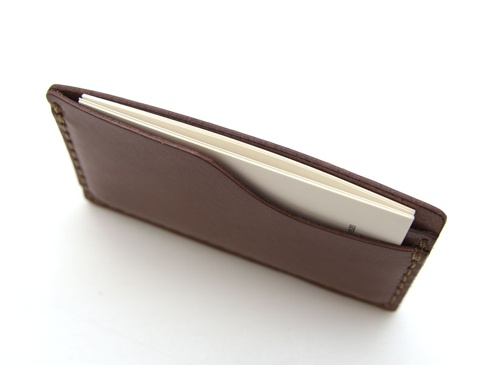 職人手作皮革卡片夾 (KV-47) H，深棕色光滑皮革材質，內含數張白色卡片，採用縫線邊緣處理，簡約設計。