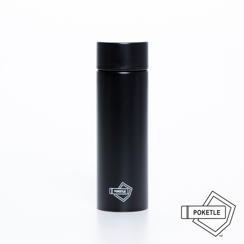 一個光滑的黑色口袋保溫杯，配有黑色瓶蓋。杯身正面印有白色盾形標誌，其中包含「POKETLE」字樣。