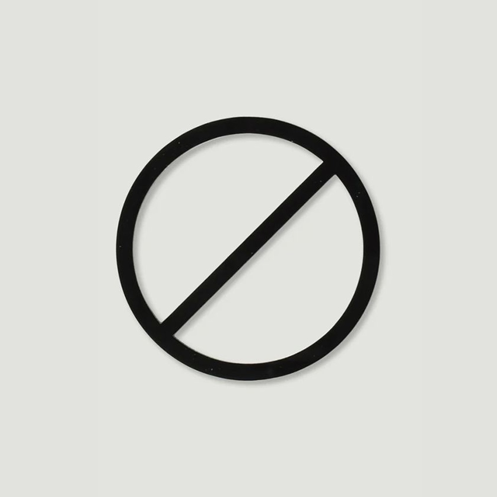 黑色禁入標示牌，由一圓形邊框及一斜線組成，置於淺灰色背景上。