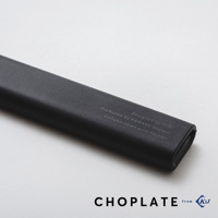 黑色兩用砧板盤專用刀，刀柄為霧面材質，上面印有「Designed by TENT」、「Produced by KAWABE SHOKAI」、「Collaboration with TOJIRO」等字樣。