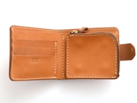 職人手作皮革短夾，採用棕褐色皮革，內含多個卡槽與一個拉鍊零錢袋，整體風格簡約，縫線清晰，質感佳。