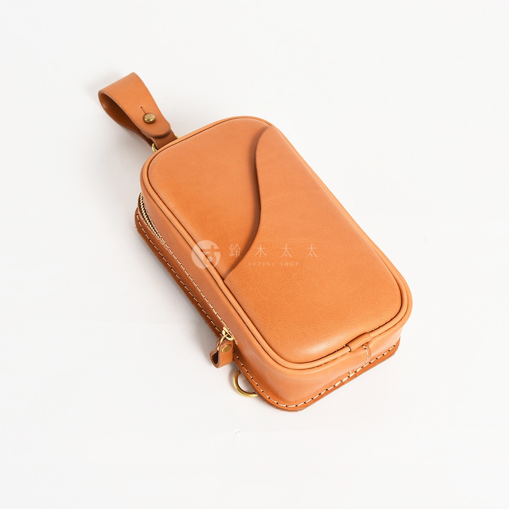 日本HERZ職人手作咖啡色Latigo軟皮革兩用直立型斜背包，展現精緻車縫細節與金屬拉鍊。