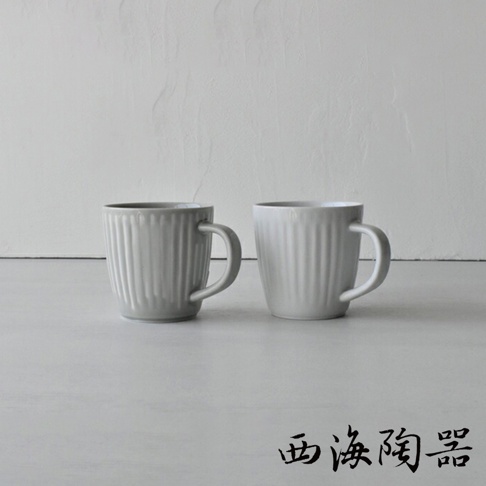 兩件式波佐見燒馬克杯，一個為淺灰色，另一個為白色，皆帶有垂直條紋設計，由陶瓷製成。