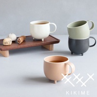 marumi 美濃燒珪晶釉球型馬克杯，共三色：白色、淺綠色與炭灰色。杯子設計有三個小支腳，材質為陶瓷，表面光滑。