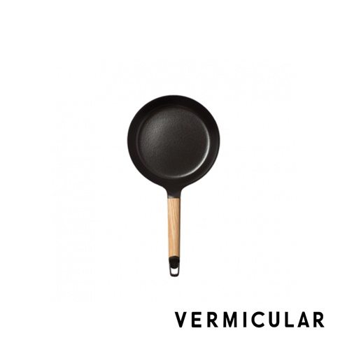 日本製琺瑯鑄鐵平底鍋，黑色鍋身搭配木質手柄，鍋身直徑20公分。