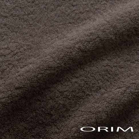 深灰色 PLUME 今治輕羽恆柔耐久浴巾，特寫畫面展示其柔軟細緻的毛圈織法，材質為純棉。