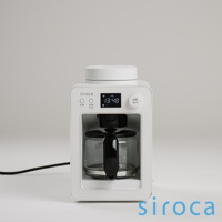 白色 SC-A3520 自動研磨咖啡機，配有黑色把手的玻璃咖啡壺，頂部有圓形按鈕及顯示時間的螢幕。