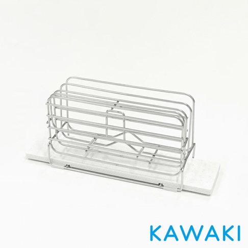 銀色金屬絲網菜刀砧板瀝水架，底部置於白色珪藻土吸水墊上。