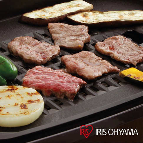 黑色烤網風電烤盤 APA-136 上烤著數片牛肉、烤茄子、烤洋蔥、烤櫛瓜和烤南瓜。