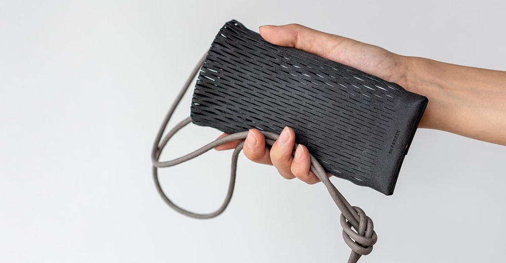 1000x520_FABRIK_皮革隨形貼合伸縮小包_S597001011_04