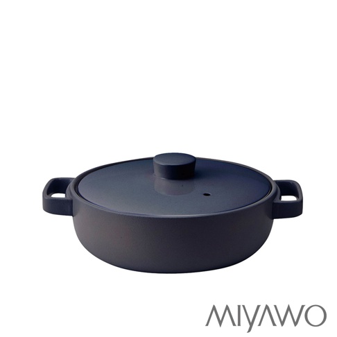 海軍藍陶土湯鍋，配有同色系鍋蓋和兩個把手，鍋蓋中央有圓形提鈕和一小孔。