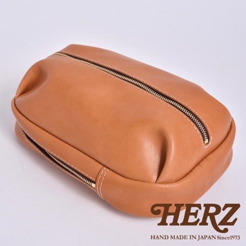 日本HERZ品牌駝色皮革立體運動斜背包，寬19x高28x厚度5cm，職人手作，可收納平板與日用品。