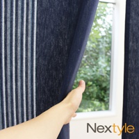 深藍色純棉門簾，帶有白色及淺藍色細條紋，一隻手正輕輕拉開門簾，露出窗外的綠色樹葉。