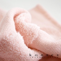 粉紅色無撚紗質柔膚毛巾，質地柔軟，表面有細緻的織紋。