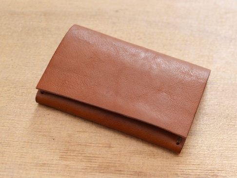 職人手作皮革Organ薄型名片短夾 (GS-49)，採用溫潤的棕色皮革製成，呈現自然紋理與簡約的設計，可收納名片或其他小物。