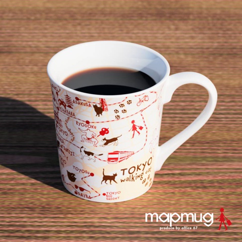 這是一只白色的陶瓷馬克杯，杯身上繪有紅色的東京手繪地圖，地圖中有許多散步的貓咪圖案、人像、腳印和東京地名，杯子裡裝有深色液體。