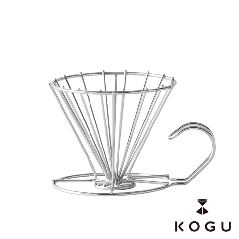 極簡風格的銀色鏤空線條咖啡濾杯，由18-8不鏽鋼製成，設計簡潔，帶有把手，適合2-6杯咖啡沖泡。