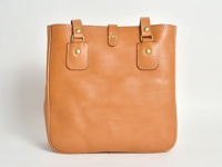 棕褐色皮革手提袋，配有雙提把、原子釦和金屬扣環，皮革邊緣有縫線裝飾。