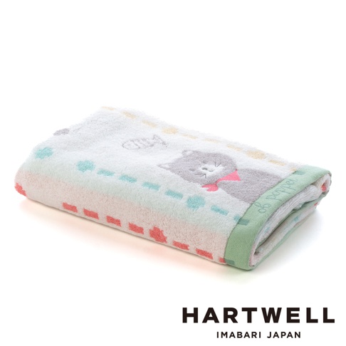 一條摺疊好的 Hartwell 今治森林動物系列浴巾，浴巾主體為白色，上方帶有灰色的貓咪刺繡圖案與小巧的魚骨圖案，邊緣則裝飾著粉紅色與薄荷綠交錯的點狀條紋，整體風格溫馨可愛。