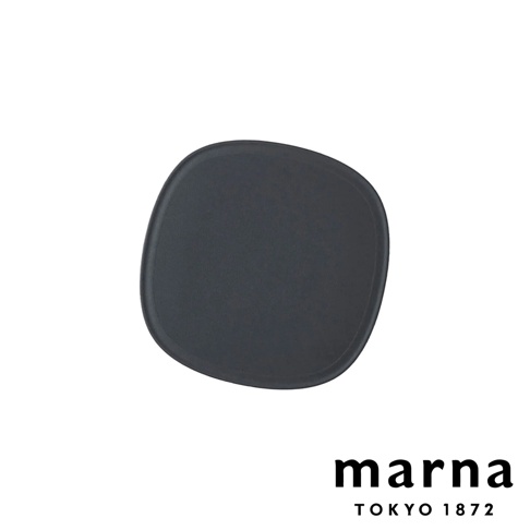 marna TOKYO 1872 標誌旁是圓角方形的深灰色防刮防滑砧板