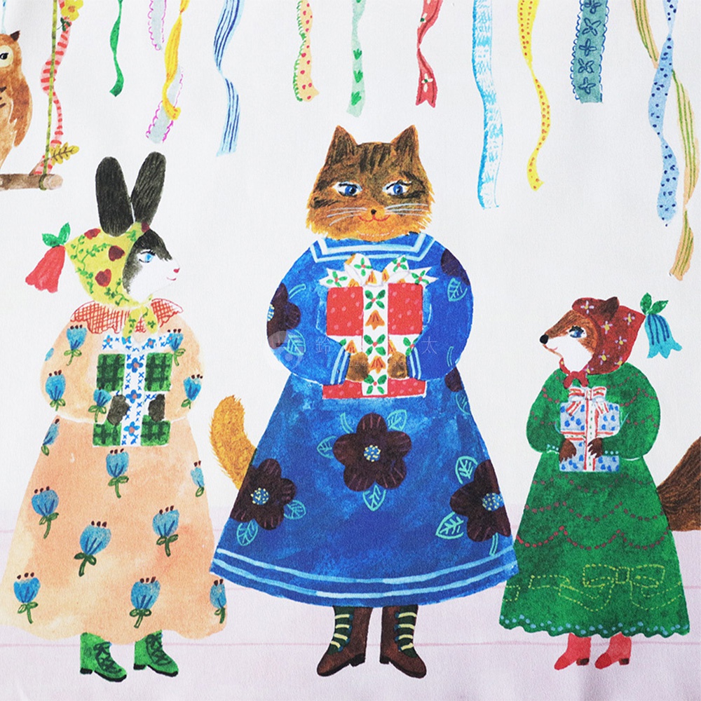 帆布藝術海報，描繪一隻兔子、一隻貓和一隻狐狸，牠們都穿著色彩鮮豔的服裝，手裡拿著禮物。兔子穿著黃色、綠色和藍色圖案的連身裙，頭戴黃色頭巾。貓穿著藍色連身裙，頭上戴著藍色領巾。狐狸穿著綠色連身裙，頭戴紅色頭巾。背景有彩帶裝飾。