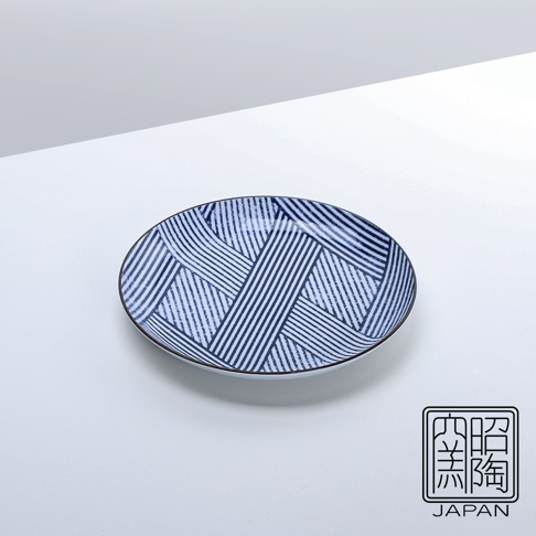 藍染縞格子七吋圓盤，盤面飾有深藍色與淺藍色交織的線條紋理，呈現網格狀的編織感，盤緣為細緻的深棕色線條。