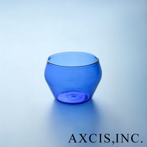 LAGOM 清透復古圓潤玻璃杯，S尺寸，材質為玻璃，顏色為藍色，杯身呈圓潤的桶狀，底部略收窄。