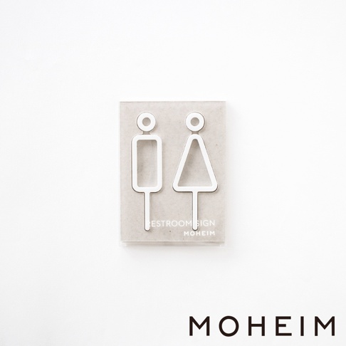 一對白色簡約風格的男女廁所標示牌，由木頭製成，呈現簡潔的幾何線條，分別代表男性（長方形）和女性（三角形）的抽象圖形，置於淺色背景上。