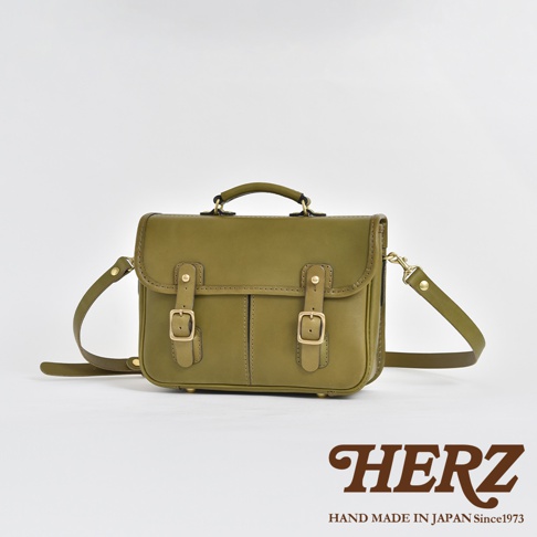 一款橄欖綠皮革手提/斜肩兩用包，有雙翻蓋和兩條搭扣。包包頂部有手提把，側邊有可拆卸的斜肩帶，搭配金色五金配件。