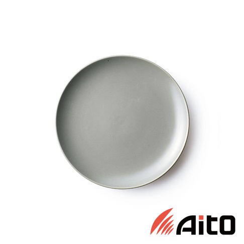 CouLeur 美濃燒簡約素雅質感圓餐盤 M，灰色霧面陶瓷，圓形設計，邊緣帶有細微的金色線條，底部有品牌標誌。