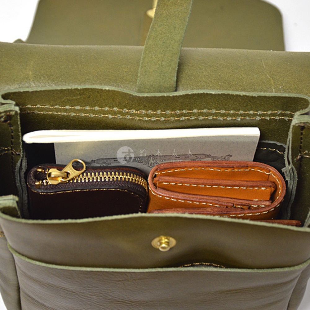 日本HERZ職人手作綠色皮革軟皮直式斜背包內，可見棕色零錢包和咖啡色皮夾。