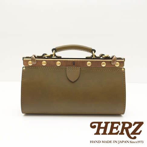 橄欖綠皮革復古口金兩用手提包，採用金屬框架和搭扣，配有圓形提把，整體設計簡潔大方。