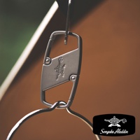 金屬材質的神燈造型掛飾，表面刻有獨特圖騰，搭配登山扣設計，可懸掛於物件上。