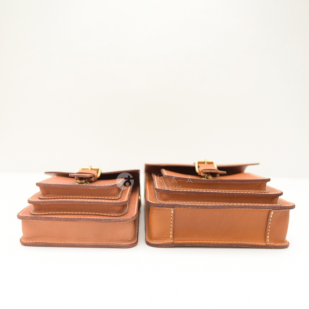 兩款棕色皮革手作單肩兩用小方包，特寫皮革紋理、縫線與金色金屬釦，展示包款結構。