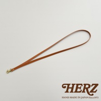 職人手作皮革證件識別夾專用掛繩，採用棕色皮革製成，搭配金色金屬扣環，簡約設計，適合搭配各種識別夾使用。