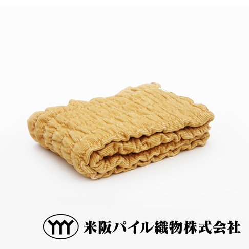 黃色波浪紋細絨毛毯，材質柔軟，觸感舒適，適合居家使用。