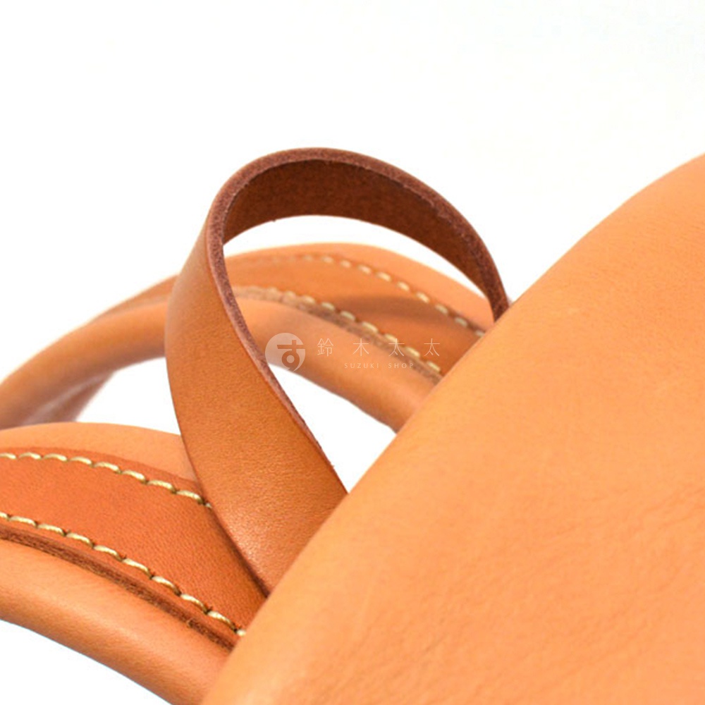 職人手作皮革休閒風後背包 R-93，特寫部分展示了溫潤的棕褐色皮革材質，以及精緻的縫線細節，展現高品質的工藝。