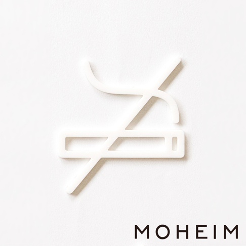 白色禁煙標誌，由壓克力材質製成，包含一個斜線劃過香菸的圖案，字體為MOHEIM。